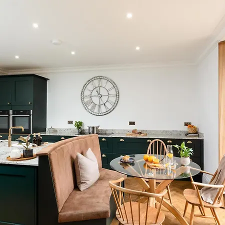 Killerby Old Hall With Hot Tub And Swimming Pool