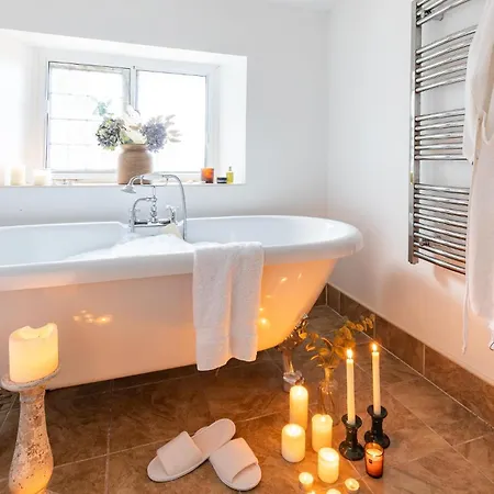 Killerby Old Hall With Hot Tub And Swimming Pool * Scarborough