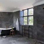 펜션 Killerby Old Hall With Hot Tub And Swimming Pool