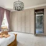 Killerby Old Hall With Hot Tub And Swimming Pool