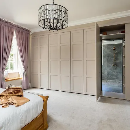 Killerby Old Hall With Hot Tub And Swimming Pool