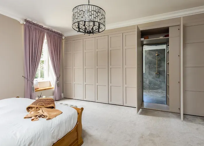 Killerby Old Hall With Hot Tub And Swimming Pool